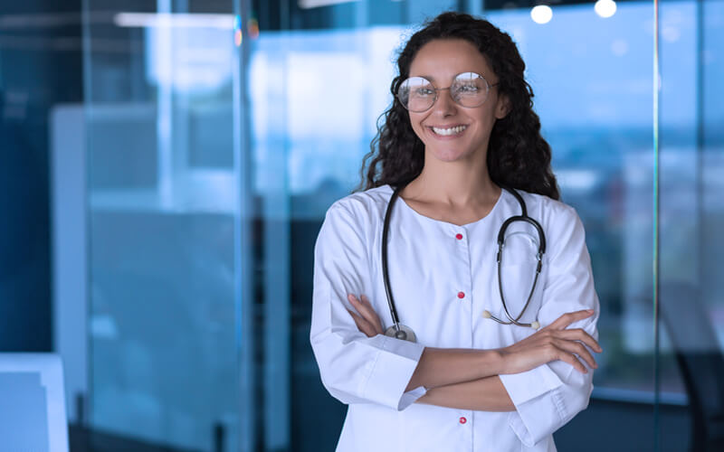 Mulheres que fazem diferença na área da saúde 1 auditoria medica mulher sorrindo