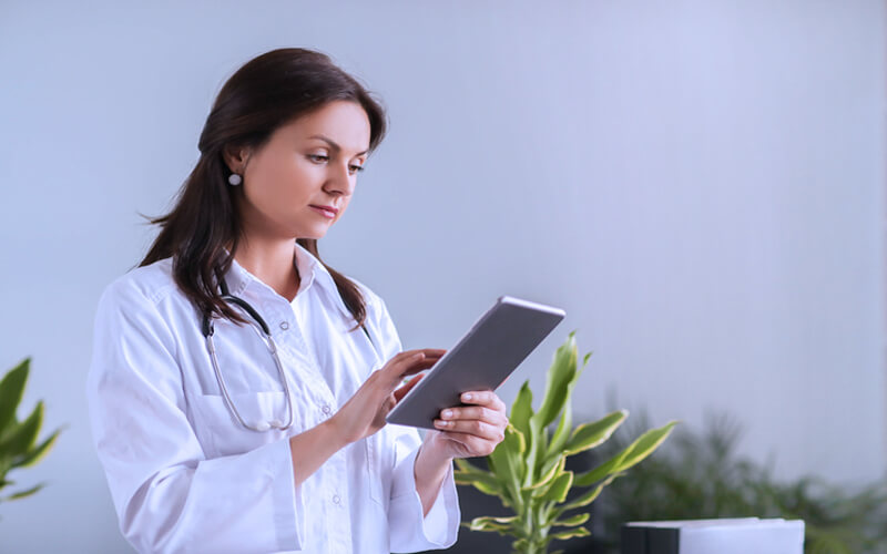 Quanto ganha um médico em 2022? Confira aqui! 7 quanto ganha um medico medica no tablet