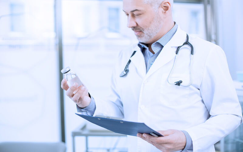 Quanto ganha um médico em 2022? Confira aqui! 2 quanto ganha um medico medico prescrevendo medicamento