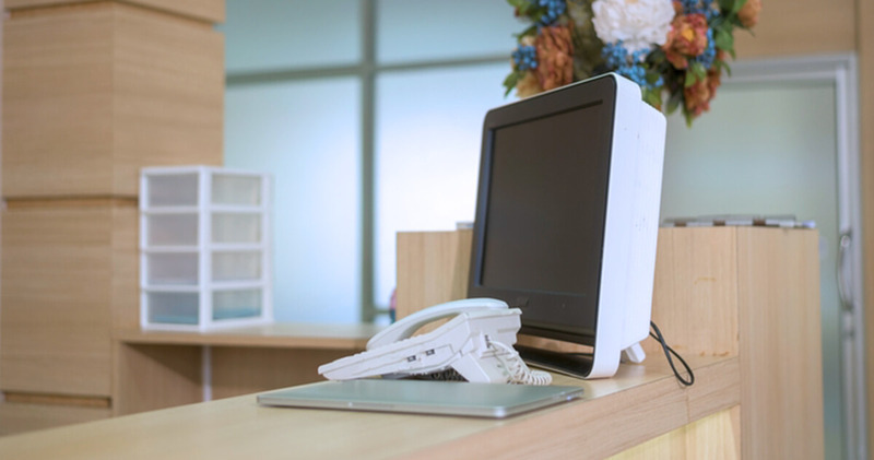 Recepção de clínica: conheça dicas de organização, decoração e muito mais! 5 recepcao de clinica computador