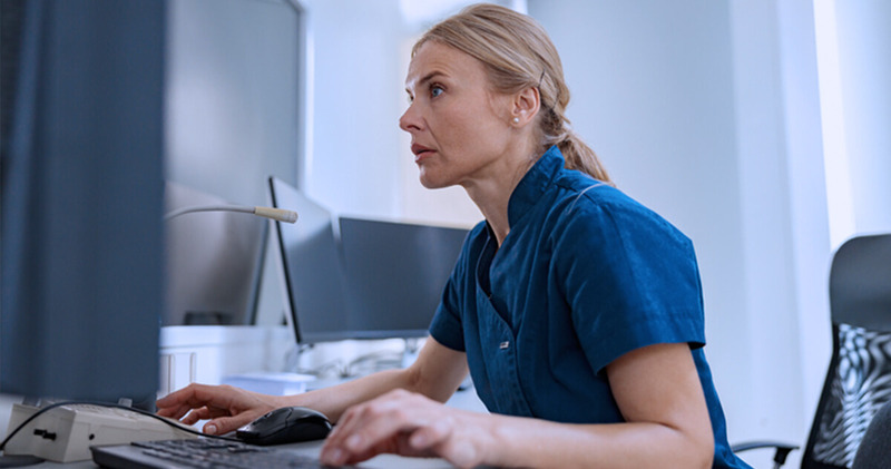 Recepção de clínica: conheça dicas de organização, decoração e muito mais! 6 recepcao de clinica recepcionista trabalhando