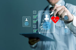 8 passos essenciais para criar um prontuário do paciente eficiente 1 Médico usando tablet para acessar prontuário médico com hologramas sobre o tablet