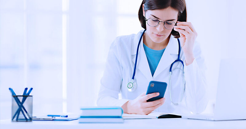 13 dicas valiosas para iniciar o atendimento via WhatsApp na sua clínica 9 atendimento via whatsapp medica pensativa no smartphone