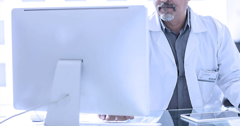 13 dicas valiosas para iniciar o atendimento via WhatsApp na sua clínica 8 atendimento via whatsapp medico no computador