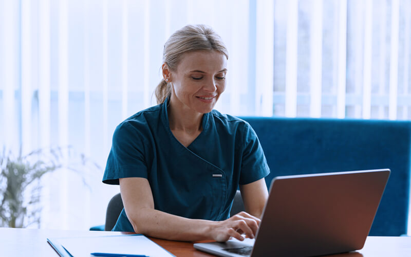 carimbo medico profissional em atendimento