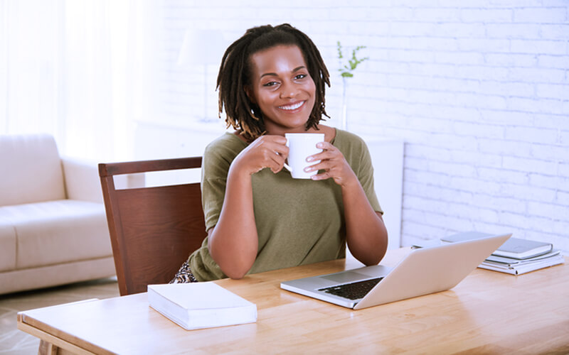 consultorio em casa mulher sorrindo