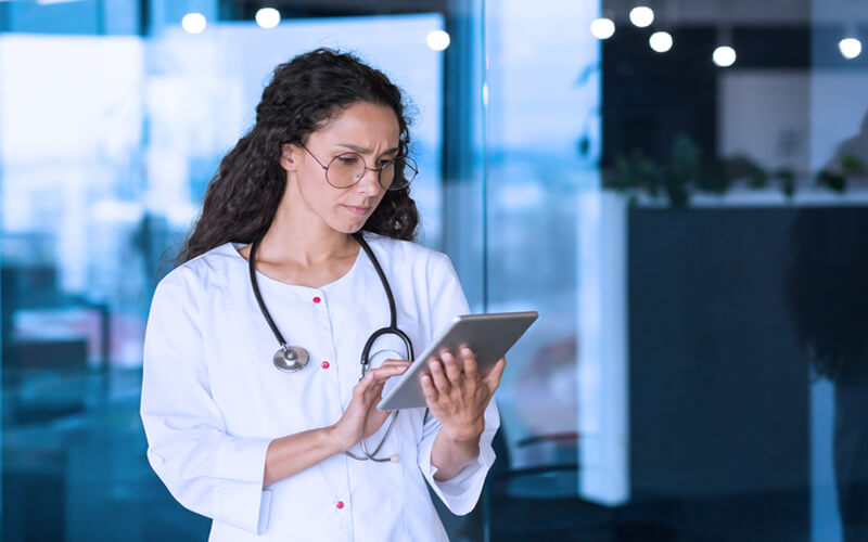 CRM Digital: como obter esse documento digital e quais os benefícios? 8 crm digital medica no tablet