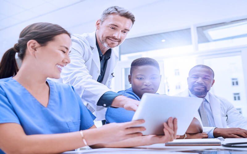 CRM Digital: como obter esse documento digital e quais os benefícios? 5 crm digital medico em atendimento