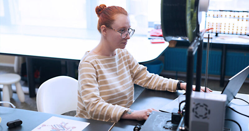 impressora 3d na medicina mulher trabalhando