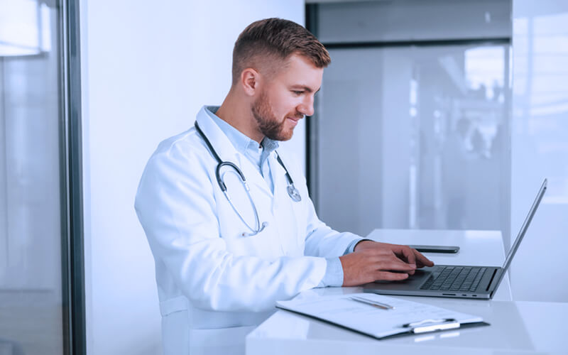 Como escolher a localização da sua clínica médica? Entenda os critérios! 6 localizacao da clinica medico no computador