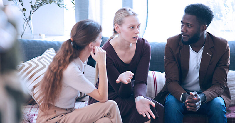 Entenda como ter sucesso com o marketing de indicação na sua clínica! 1 marketing de indicacao pessoas conversando