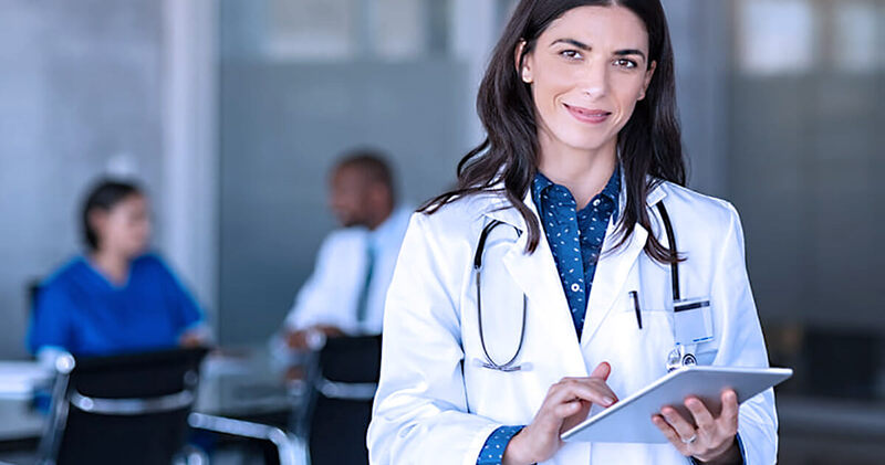 medicina integrativa medica segurando tablet