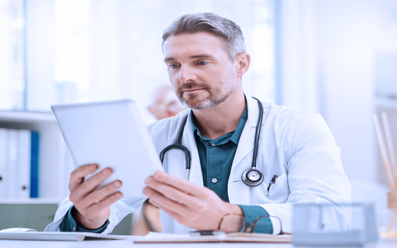 CRM Digital: como obter esse documento digital e quais os benefícios? 6 medico com seu crm digital