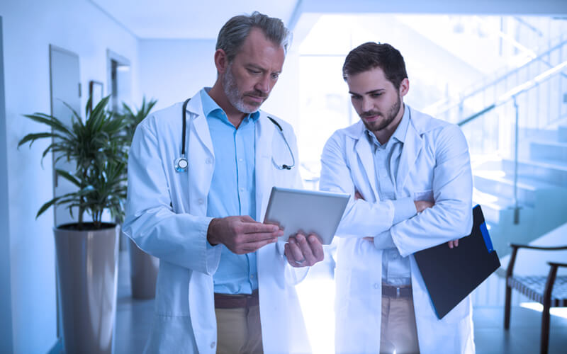 medicos conversando sobre relatorio medico