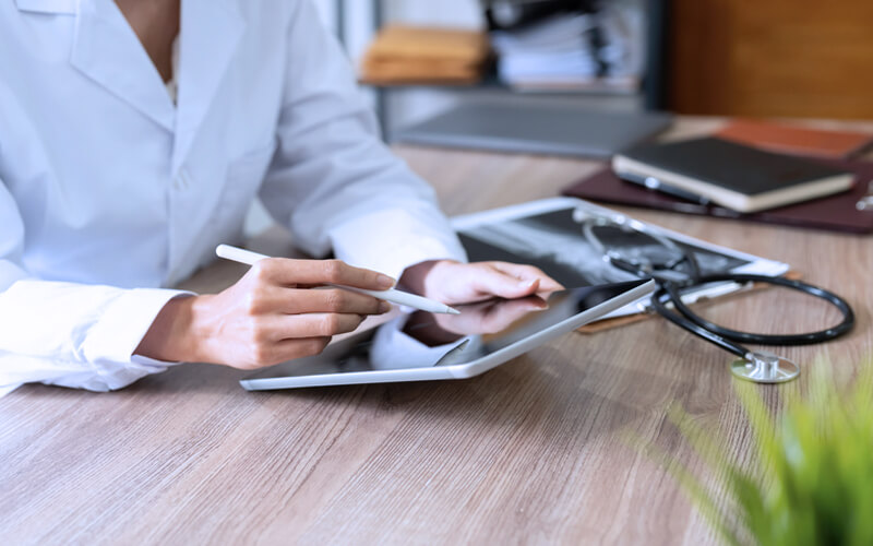 relatorio medico profissional mexendo no tablet