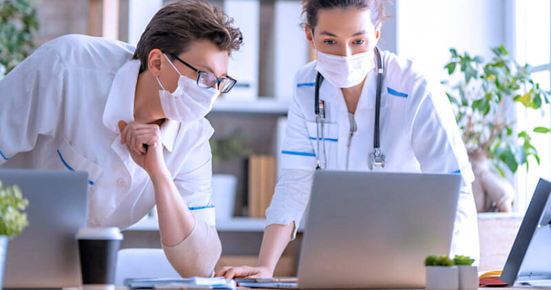 Entenda como ter um RQE médico em 3 passos! 2 rqe medico dois medicos com mascara