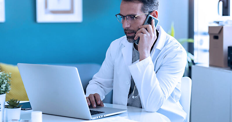 Quais são os protocolos de segurança do paciente que devem ser seguidos? Entenda! 8 seguranca do paciente medico no telefone