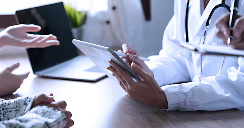 Quais são os protocolos de segurança do paciente que devem ser seguidos? Entenda! 4 seguranca do paciente tablet