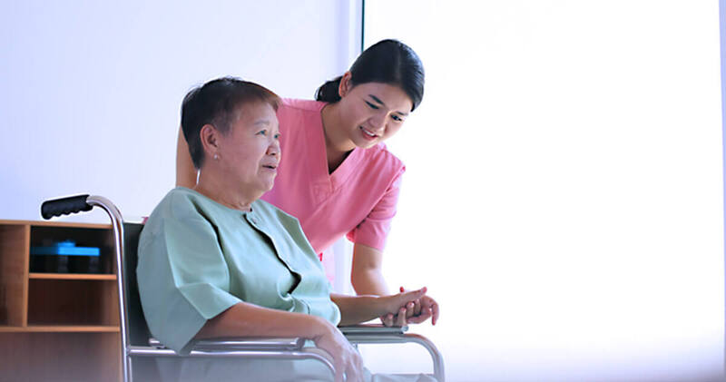 O que fazer para diminuir o absenteísmo de pacientes? Confira! 4 absenteismo de pacientes medica auxiliando paciente