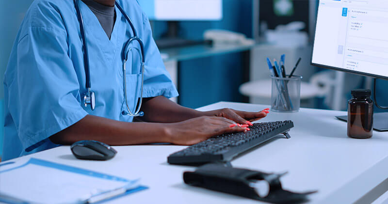 benchmarking medica mexendo no computador