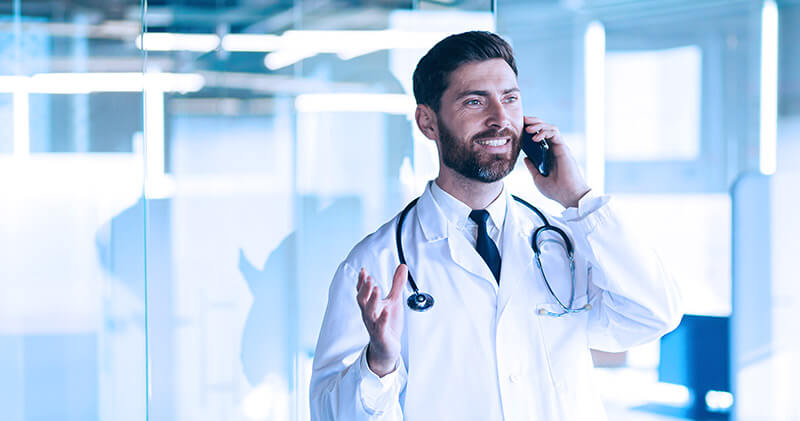 benchmarking medico falando no telefone