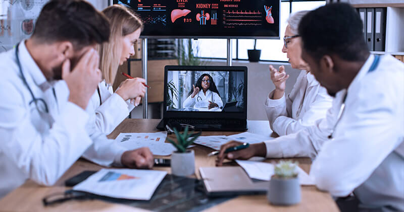 benchmarking medicos em reuniao