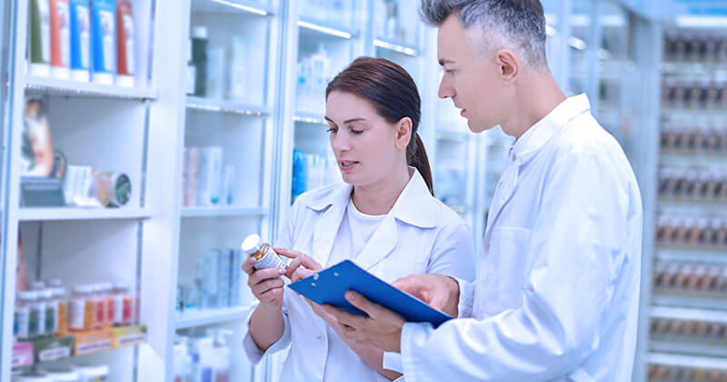 Entenda a importância de realizar a dispensação de medicamentos da forma correta! 3 dispensacao de medicamentos medicos analisando frasco de remedio