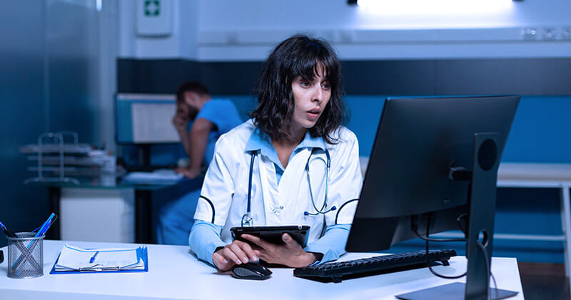 encaixe medico medica usando computador