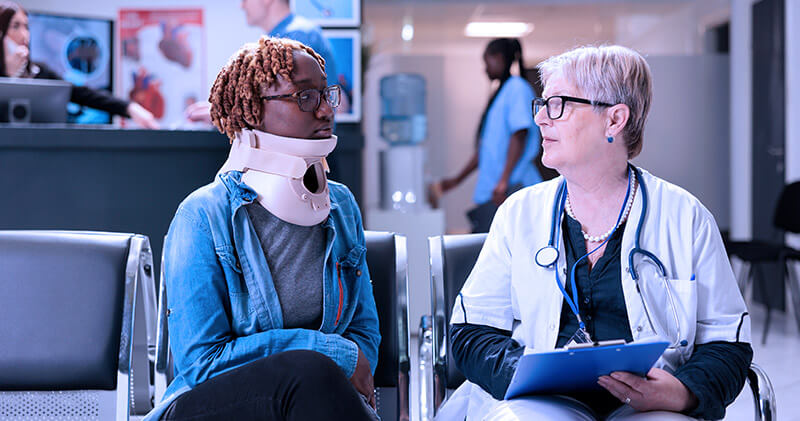 encaixe medico paciente e medica sentadas conversando