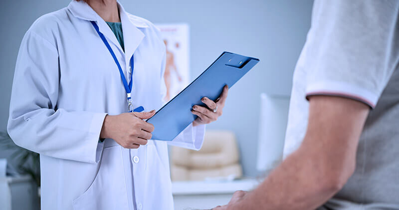 Aprenda a reter e fidelizar pacientes na sua clínica médica com 15 técnicas! 1 fidelizar pacientes jaleco medico