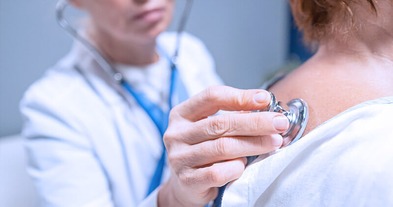 Aprenda a reter e fidelizar pacientes na sua clínica médica com 15 técnicas! 9 fidelizar pacientes medico examinando paciente
