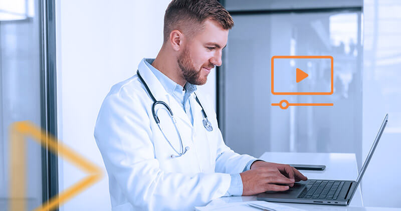 Confira 52 filmes sobre saúde que todo profissional de saúde deveria assistir! 1 filmes sobre saude medico na mesa olhando computador