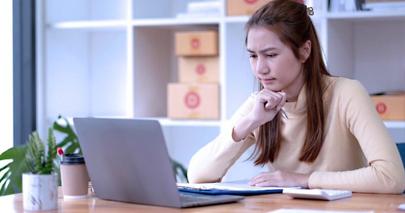 Saiba o que é o fluxo de caixa e qual a sua importância para uma clínica médica! 3 fluxo de caixa mulher analisando dados no computador