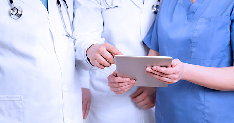 medico pode ser mei medicos conversando sobre patologia com o tablet na mao