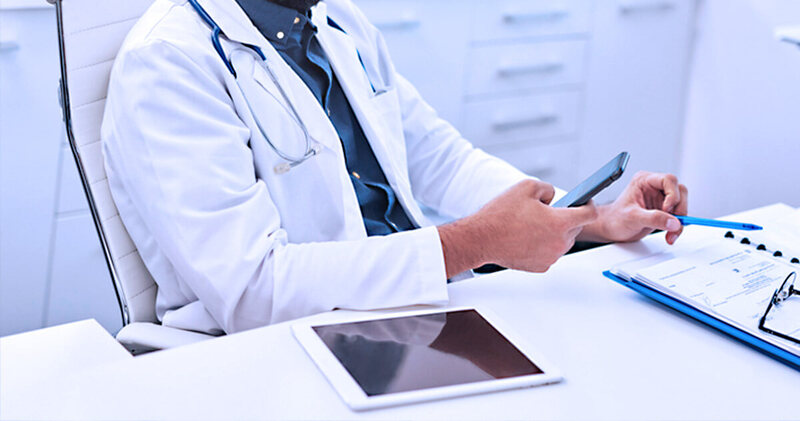 Descubra tudo sobre o prontuário eletrônico e seus benefícios! 8 medico usando prontuario eletronico
