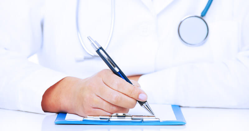 negligencia medica maos medicas assinando papel