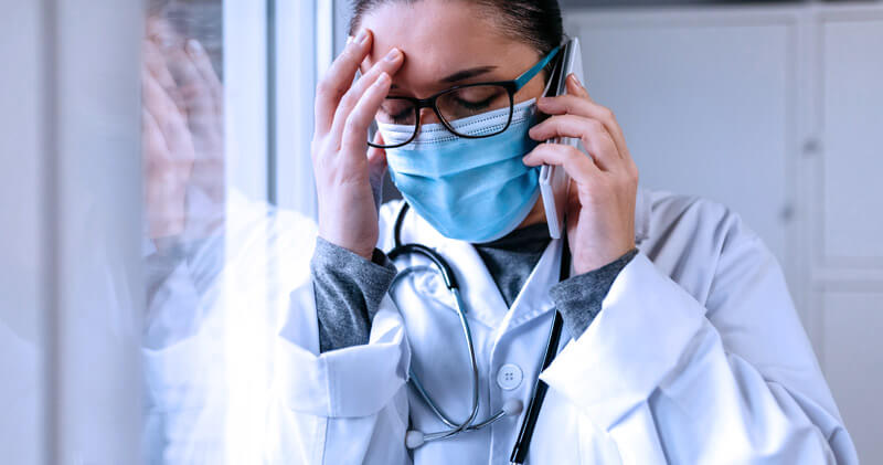 negligencia medica medica com a mao na cabeca