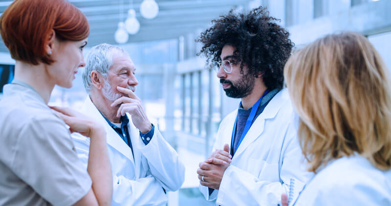 negligencia medica medicos conversando