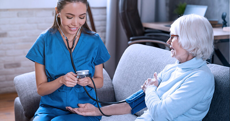 O que é e como funciona o paliativismo no Brasil? 6 paliativismo atendimento medico de uma senhora