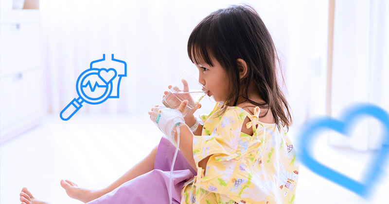 O que é e como funciona o paliativismo no Brasil? 4 paliativismo crianca tomando agua