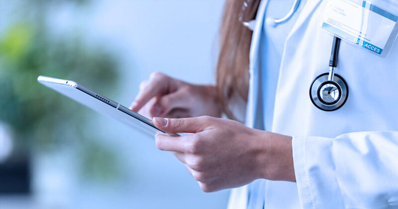 Descubra tudo sobre o prontuário eletrônico e seus benefícios! 3 prontuario eletronico medica usando tablet