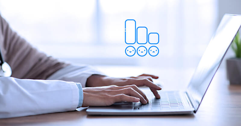queixa principal maos medicas no teclado do notebook