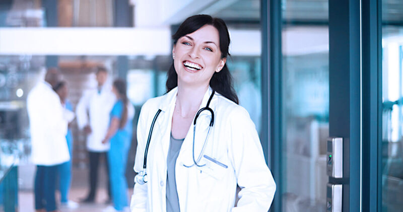 responsabilidade civil do medico mulher sorrindo