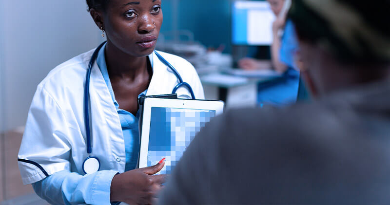 Saiba todas as regras sobre o sigilo médico e quando pode ser quebrado 1 sigilo medico tablet na mao