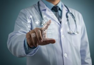 Receita médica digital: como funciona, vantagens e validação 1 Médico de jaleco e estetoscópio apontando para um holograma de uma receita médica