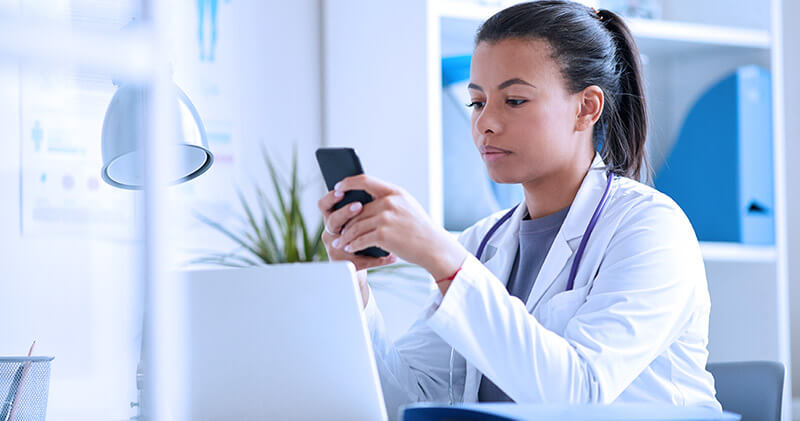 Como ter um bom atendimento telefônico na sua clínica? 2 atendimento telefonico medica mexendo no celular