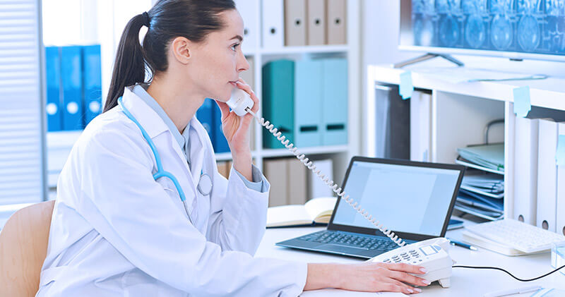 Como ter um bom atendimento telefônico na sua clínica? 1 atendimento telefonico medica no computador