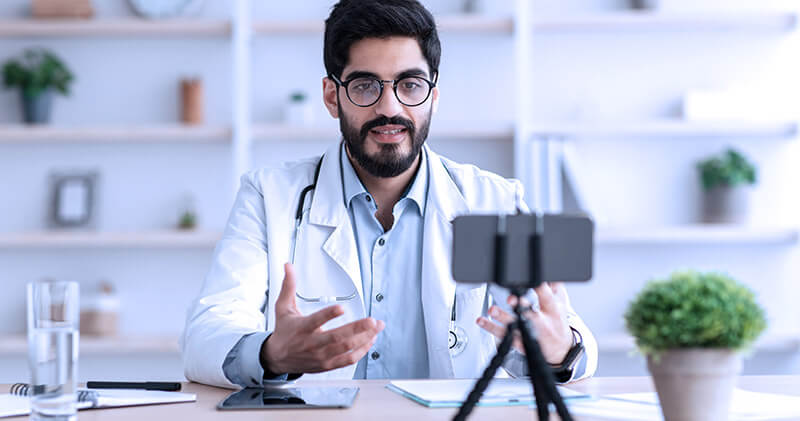 Como ter um bom atendimento telefônico na sua clínica? 5 atendimento telefonico medico gravando video
