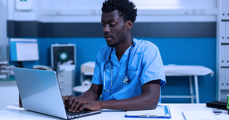auditoria de prontuario medico mexendo no notebook