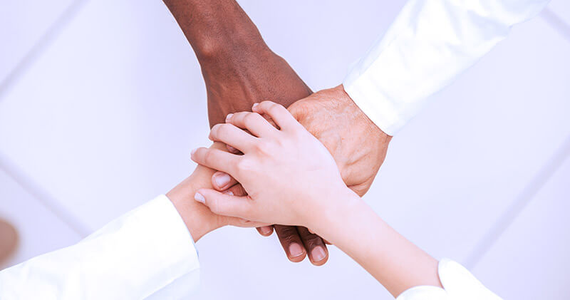 Veja a importância da equipe multidisciplinar na saúde e como montar uma! 2 equipe multidisciplinar na saude maos medicas